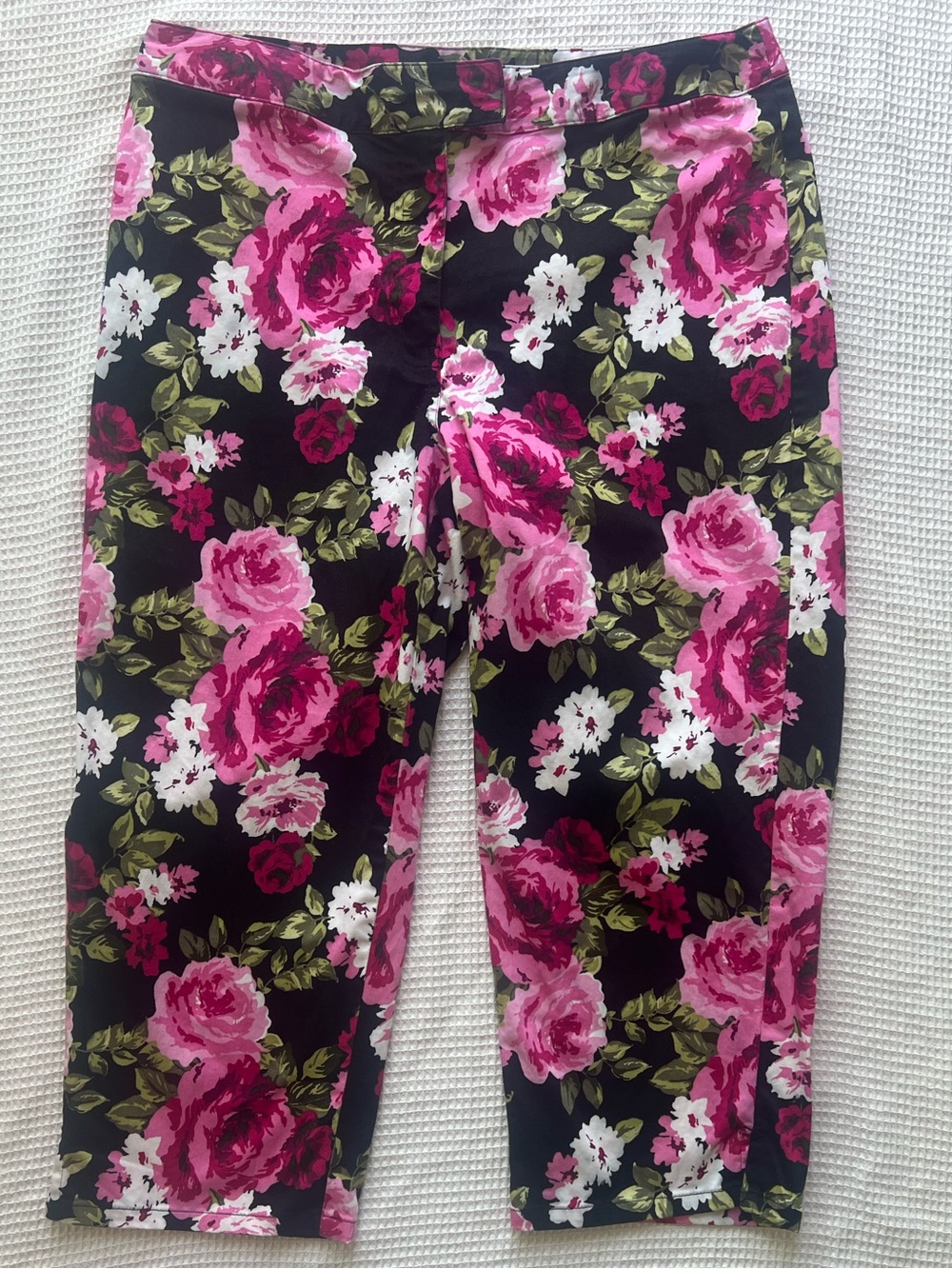 St. John’s Bay 16P Petite Floral Rose Cropped Pants Stretch Cotton Pink Black - Picture 2 of 7